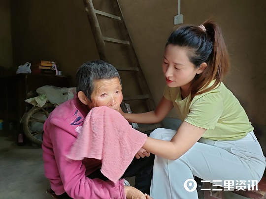 久病床前有孝女！商洛90后女孩6年如一日照顾智障母亲