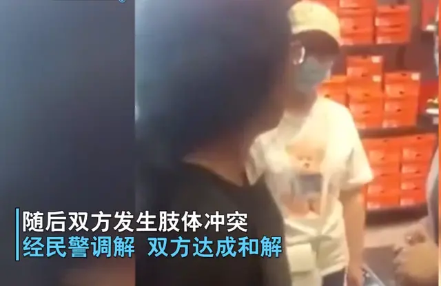 云南一对夫妻带儿子买衣服，只因穿着简陋遭店员歧视，店员：你们买得起吗？