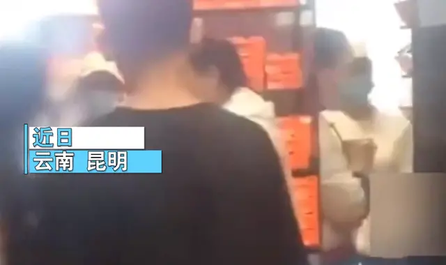 云南一对夫妻带儿子买衣服，只因穿着简陋遭店员歧视，店员：你们买得起吗？