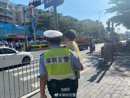 粗心父母留孩子在路边，热心民警带孩子找爸妈