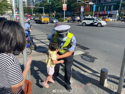 粗心父母留孩子在路边，热心民警带孩子找爸妈