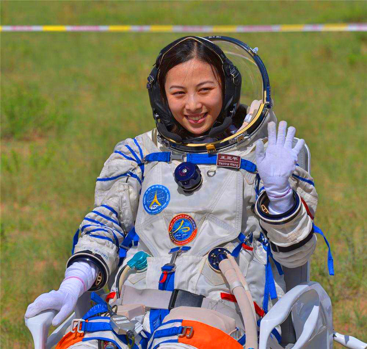 在太空中生活，女航天员如何克服生理问题？航天女英雄牺牲太大了